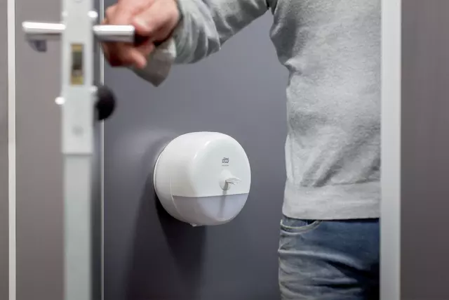 Een Toiletpapierdispenser Tork SmartOne® Mini T9 Elevation wit 681000 koop je bij Van Hoye Kantoor BV