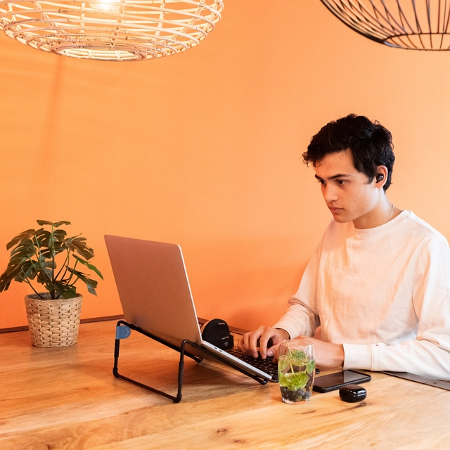 Een Laptopstandaard R-Go Travel Zwart koop je bij Alles voor uw kantoor