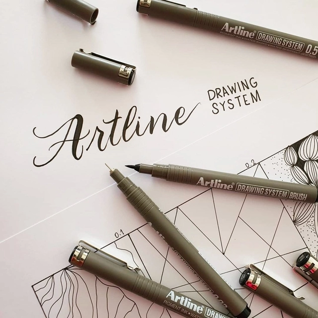 Een Fineliner Artline technisch brush zwart koop je bij Totaal Kantoor Goeree