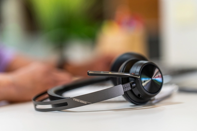 Een Headset HP POLY Voyager Focus 2 USB-C met oplaadstation koop je bij Van Hoye Kantoor BV