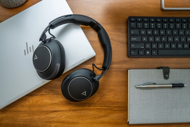 Een Headset HP POLY Voyager Surround 80 UC USB-C koop je bij Buro De Peuter