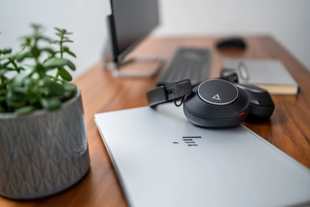 Een Headset HP POLY Voyager Surround 80 UC USB-C koop je bij Buro De Peuter