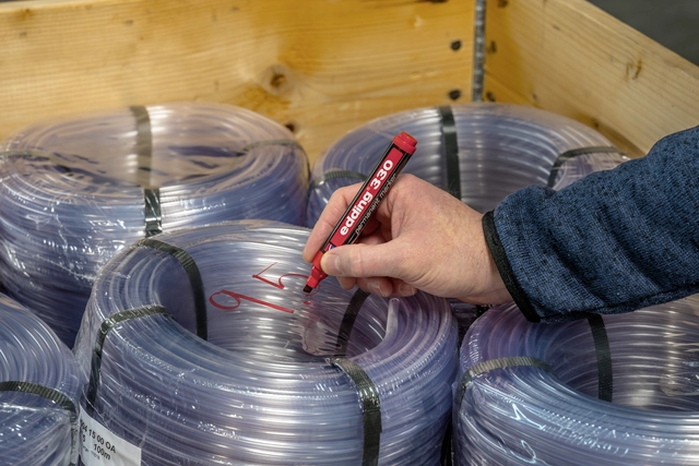 Een Viltstift edding 330 schuin 1.5-5mm rood koop je bij Tonerinktshop