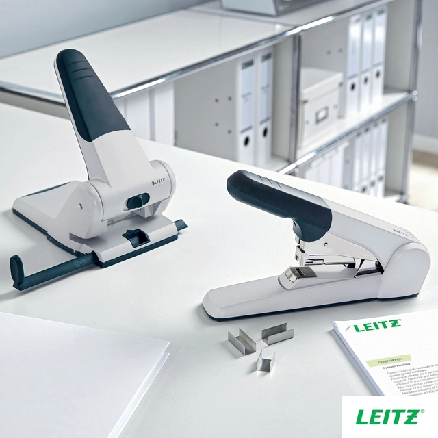 Een Nietmachine Leitz Heavy Duty Flat Clinch 60 vel zilver koop je bij Unimark Office B.V.