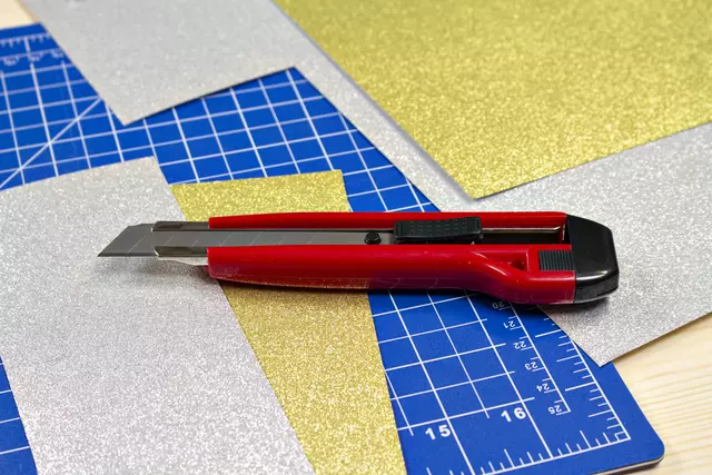 Een Snijmes Westcott premium 18mm met schuifsluiting rood koop je bij EconOffice
