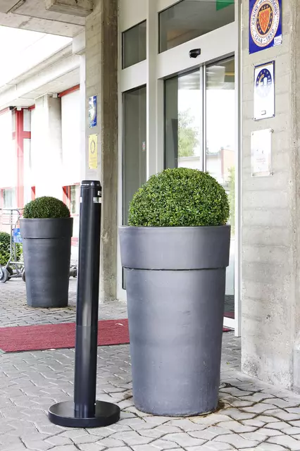 Een Asbak Rubbermaid Smokers' Pole vrijstaand zwart koop je bij KantoorProfi België BV