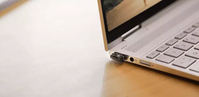 Een USB-stick 3.1 Sandisk Cruzer Ultra Fit 256GB koop je bij Van Leeuwen Boeken- en kantoorartikelen