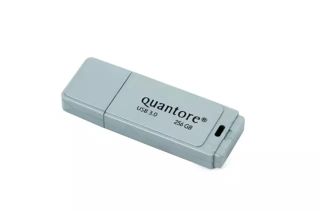 Een USB-stick 3.0 Quantore 256GB zilver koop je bij KantoorProfi België BV