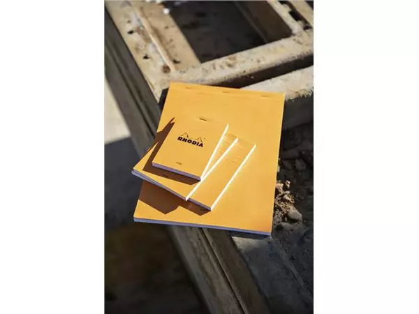 Een Schrijfblok Rhodia A4 lijn 80 vel 80gr oranje koop je bij Kantoorvakhandel van der Heijde