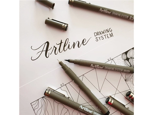 Een Fineliner Artline technisch brush zwart koop je bij NiceSupplies.nl