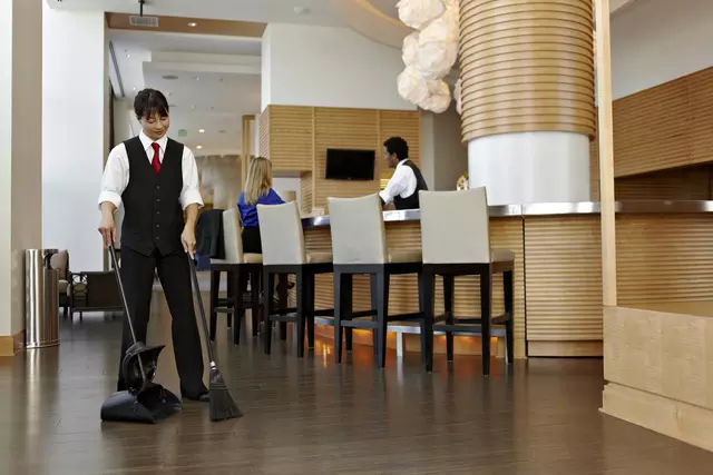 Een Handveger Rubbermaid Executive Lobby Broom met lange steel zwart koop je bij Totaal Kantoor Goeree