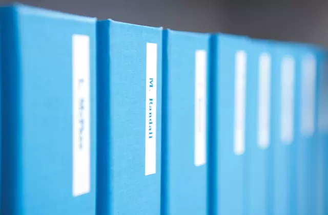 Een Labeltape Dymo LabelManager D1 polyester 12mm blauw op wit koop je bij Van Leeuwen Boeken- en kantoorartikelen