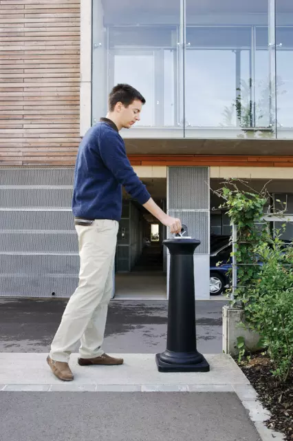 Een Asbak Rubbermaid Groundskeeper Tuscan vrijstaand zwart koop je bij Goedkope Kantoorbenodigdheden