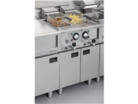 Vous pouvez acheter un Friteuse électrique double Buffalo Série 600 2 x 8L chez Supplierz BV