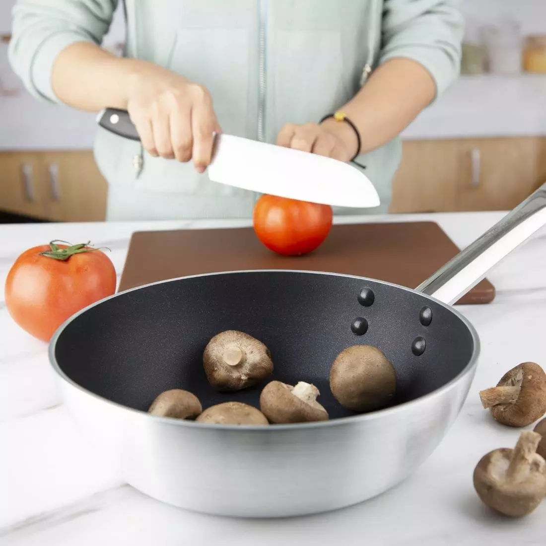 Een Vogue Teflon Platinum Plus anti-aanbak inductie sauteuse 24cm koop je bij ShopXPress