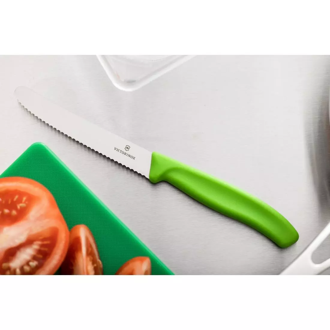 Een Victorinox gekarteld tomatenmes groen 11cm koop je bij ShopXPress