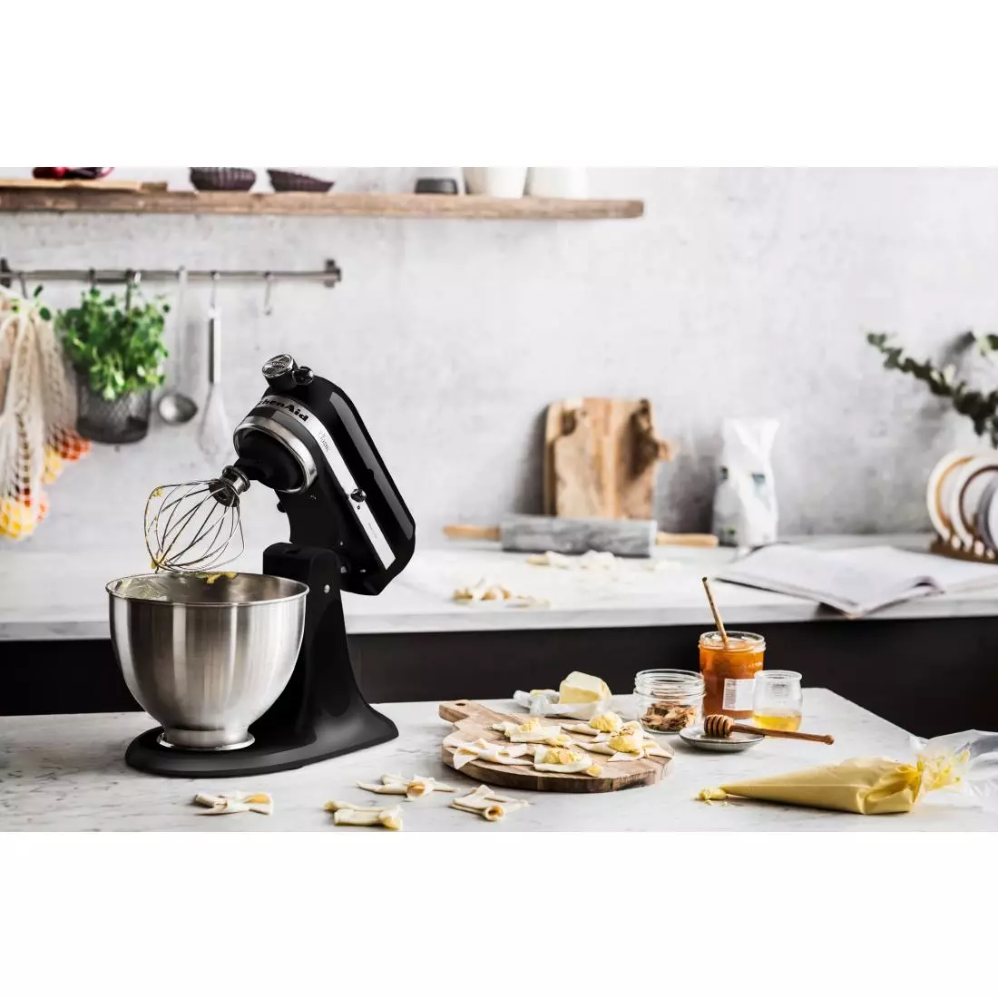 Een KitchenAid klassieke standmixer met kantelbare kop 4,3 liter 5K45SSEOB koop je bij ShopXPress