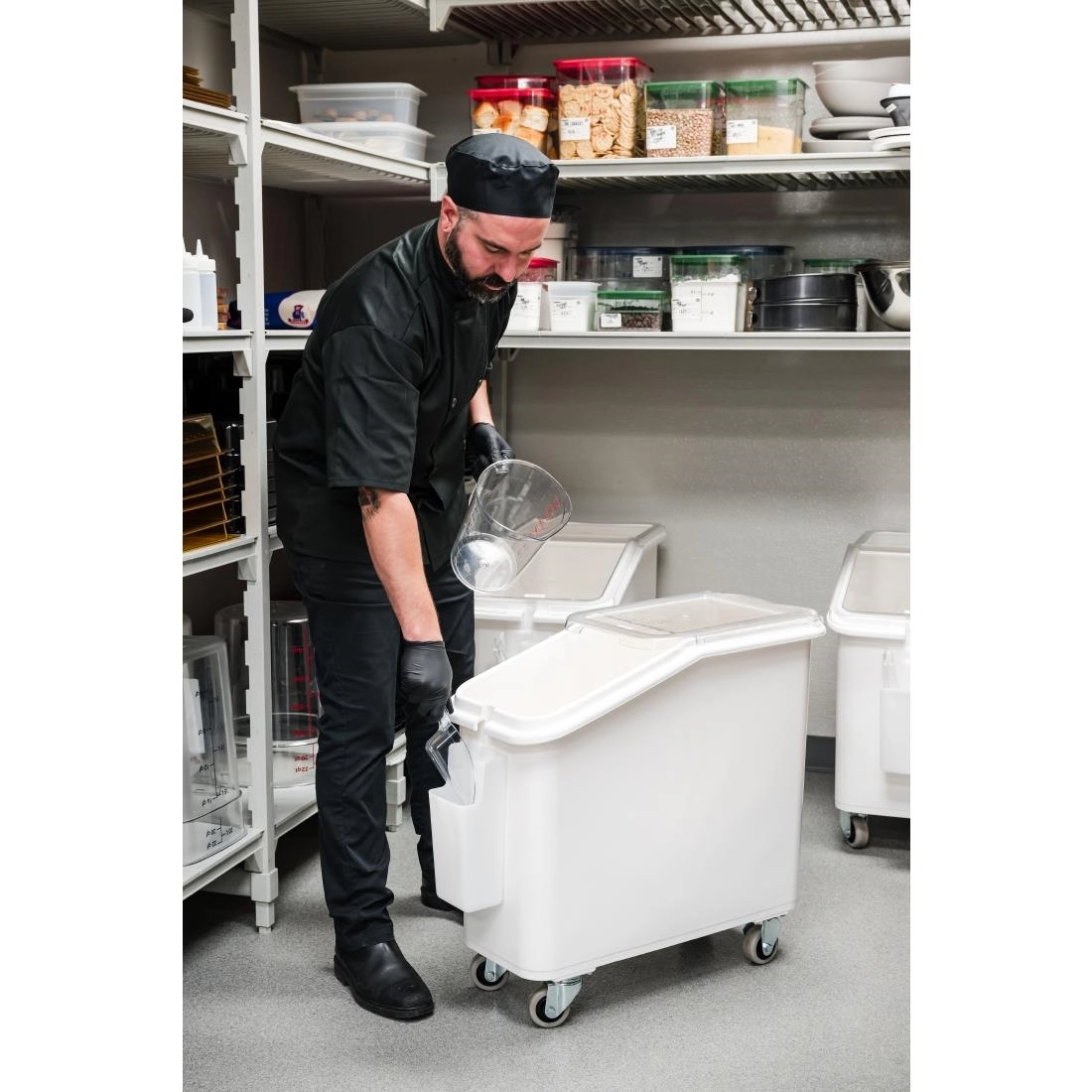 Een Cambro mobiele ingrediëntenbak wit 102L koop je bij ShopXPress