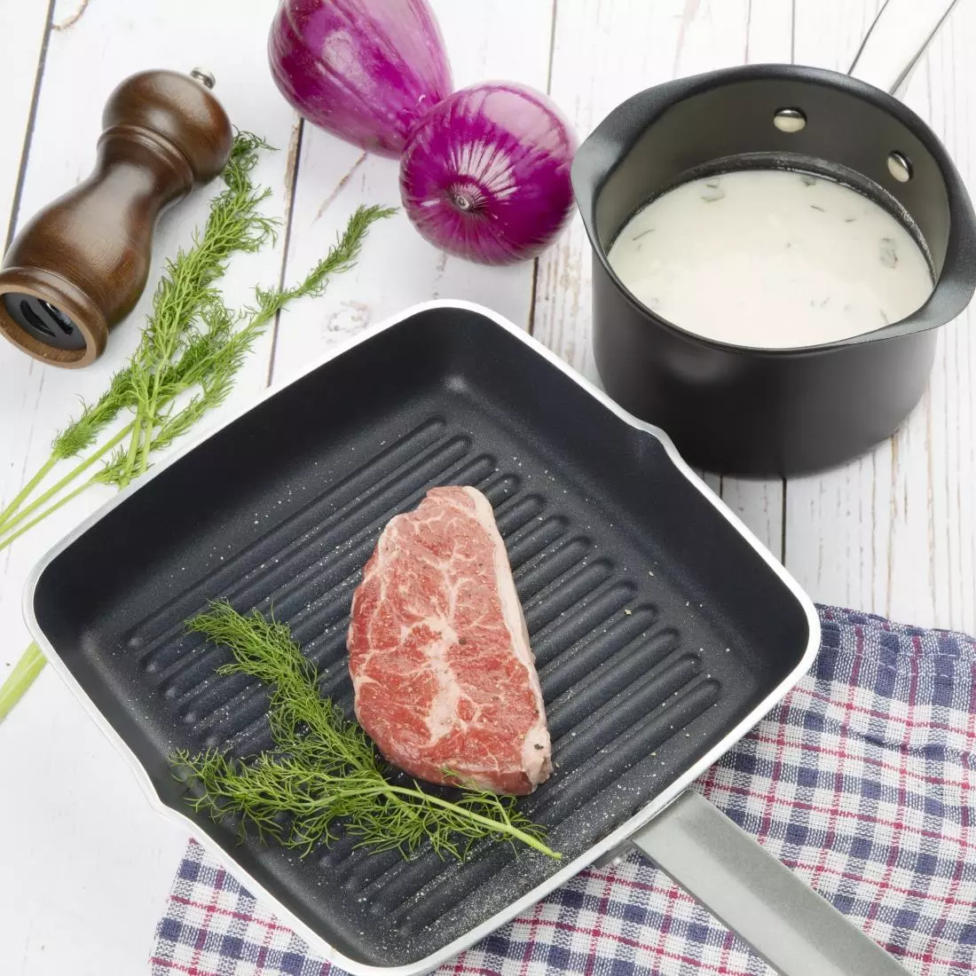 Een Vogue aluminium vierkante anti-aanbak teflon geribbelde grillpan 24cm koop je bij ShopXPress