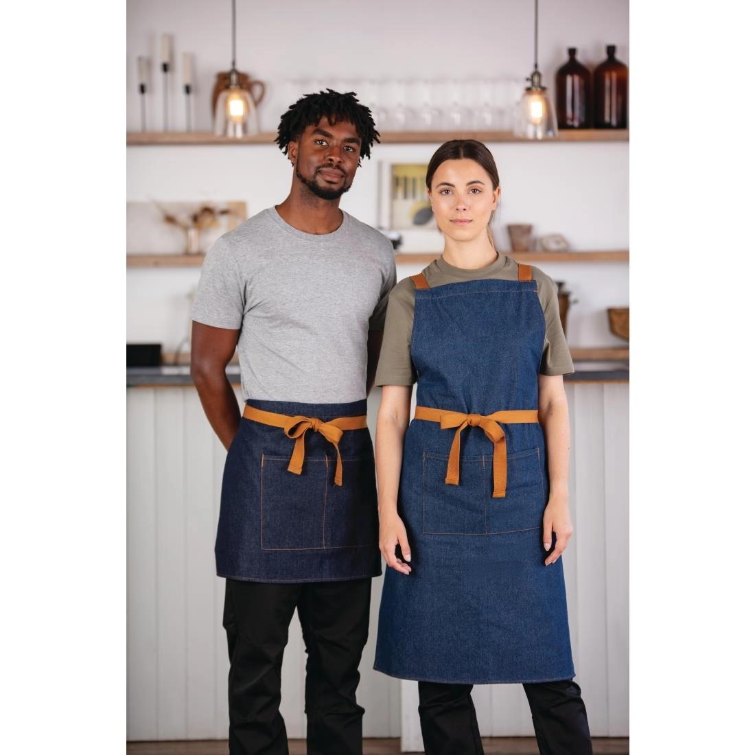 Vous pouvez acheter un Tablier serveur Southside denim bleu et ceinture ocre chez Supplierz BV