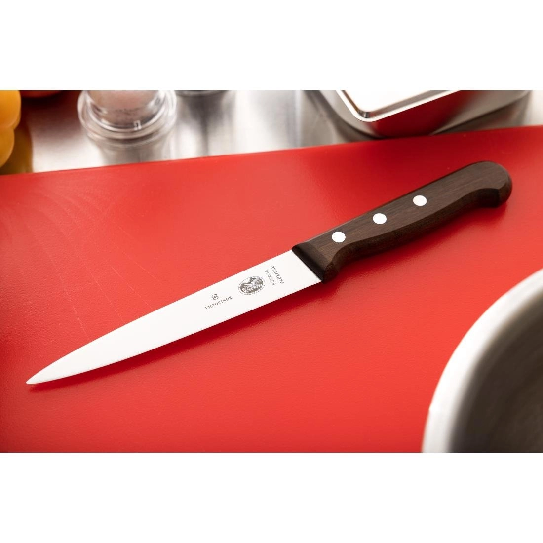 Vous pouvez acheter un Couteau à filet à manche en bois Victorinox 150mm chez Supplierz BV