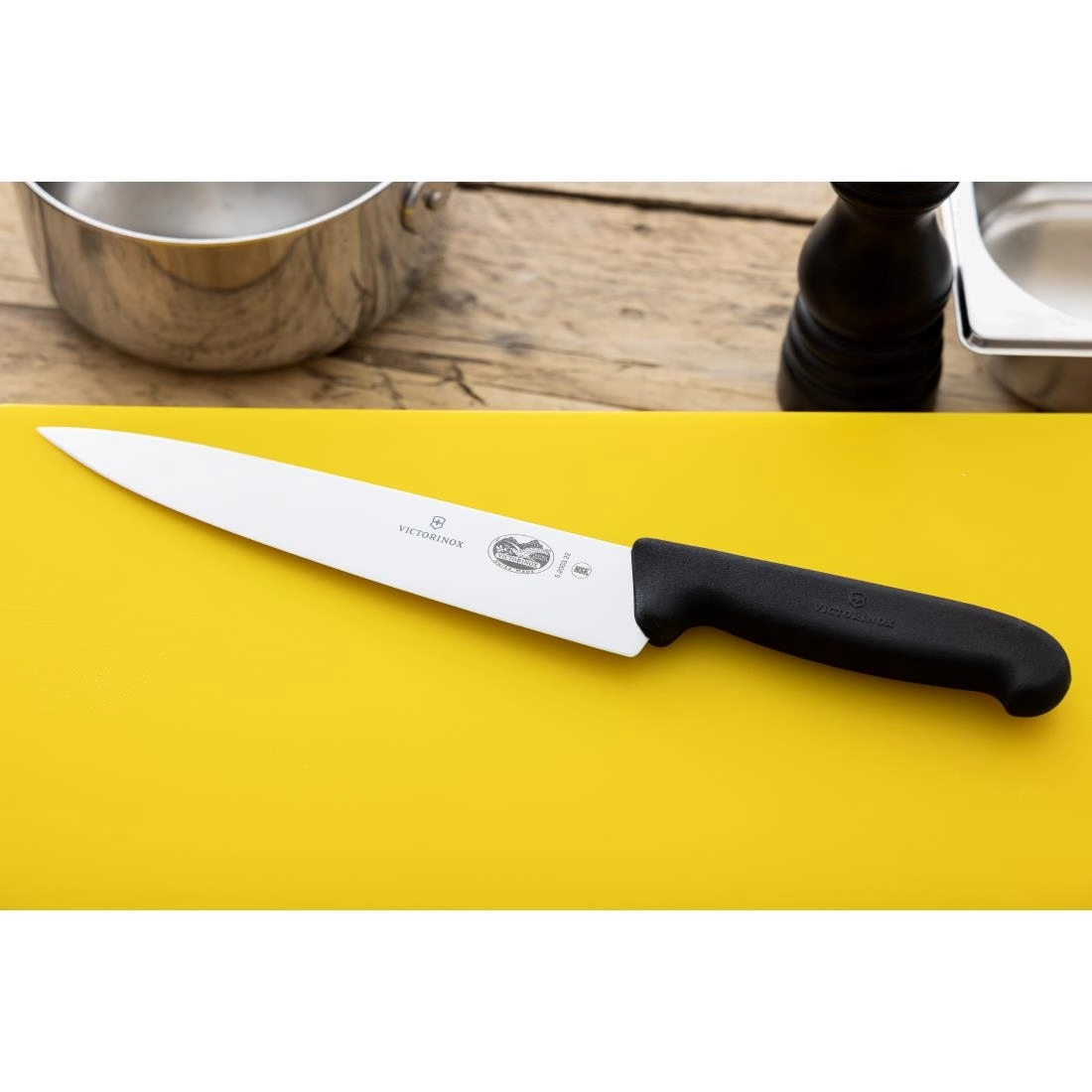 Vous pouvez acheter un Couteau de cuisinier Victorinox 215mm chez Supplierz BV