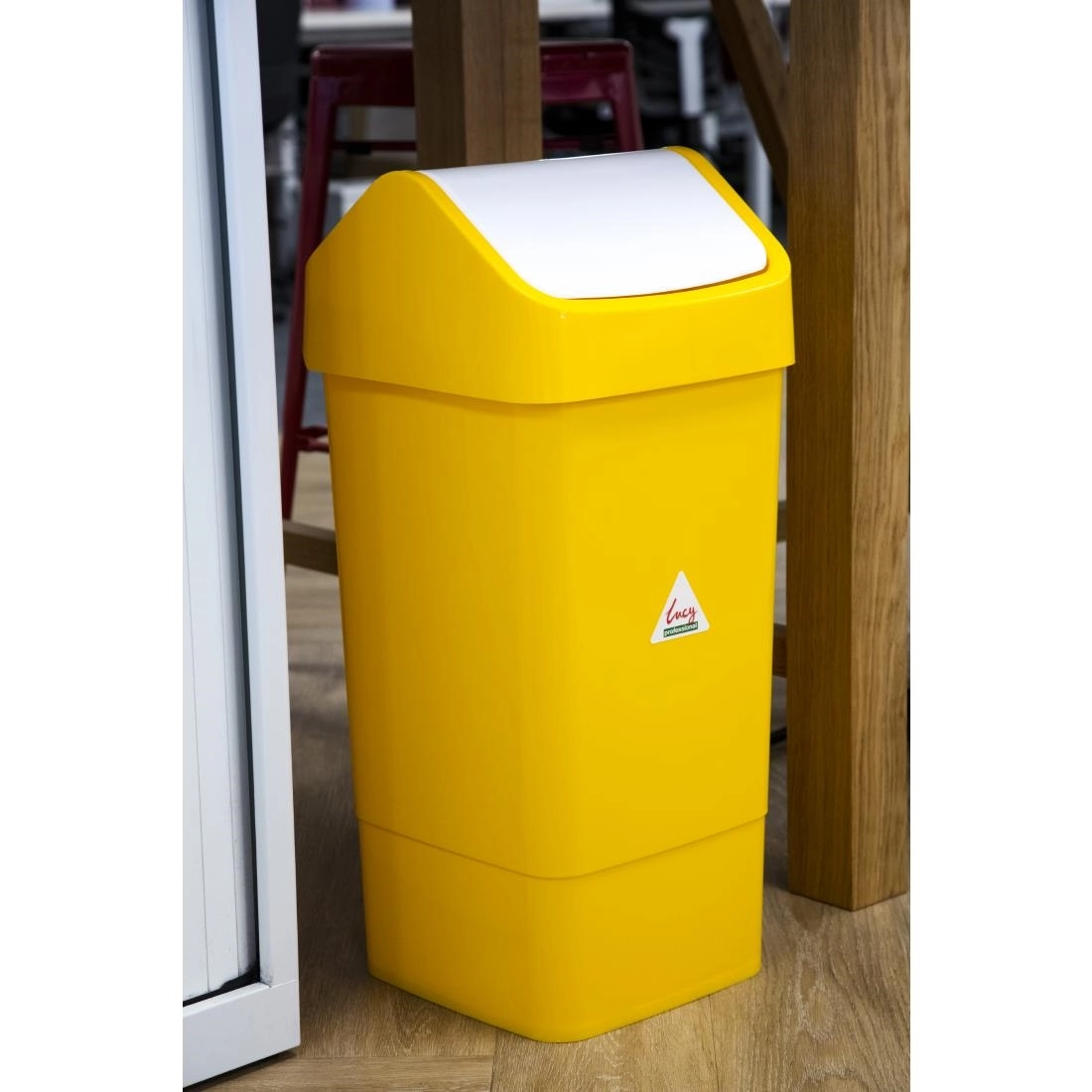 Vous pouvez acheter un Poubelle polypropylène à couvercle battant SYR jaune 50L chez Supplierz BV