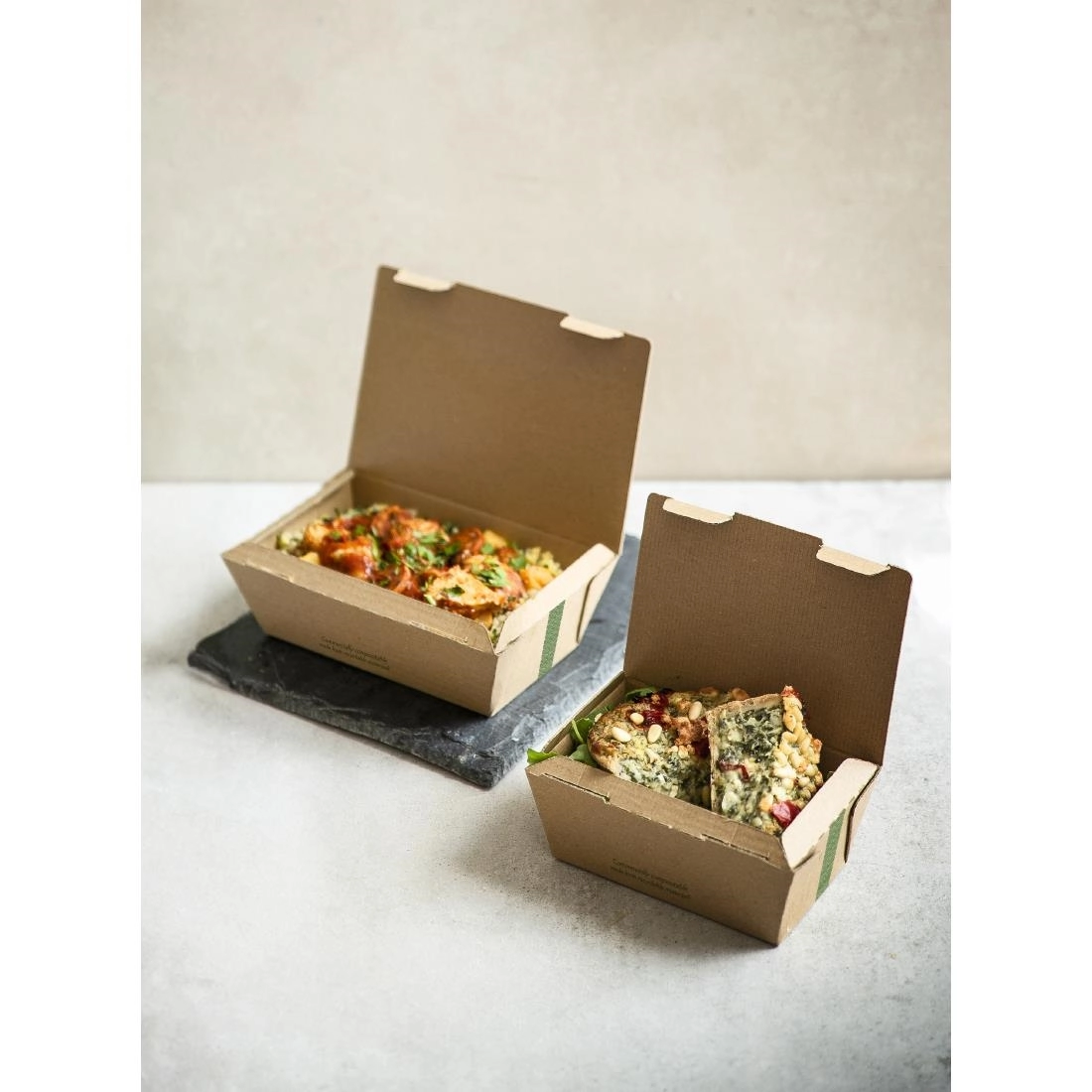 Een Vegware composteerbare ribkartonnen bakjes medium 60(H)x 150(B)x 110(D)mm (300 stuks) koop je bij Supplierz BV