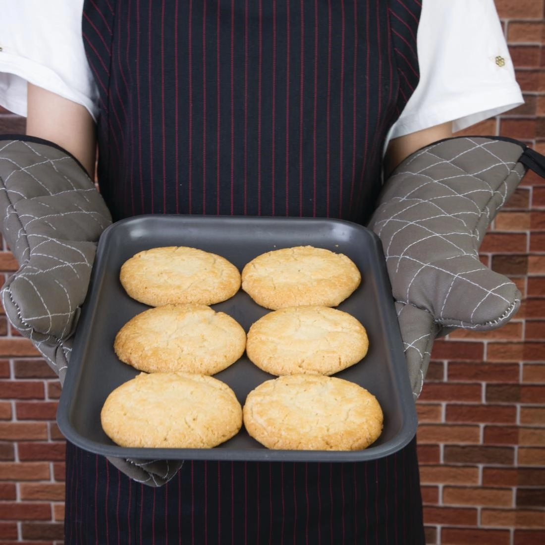 Een Vogue brandvertragende ovenwant lichtbruin 43cm koop je bij Supplierz BV