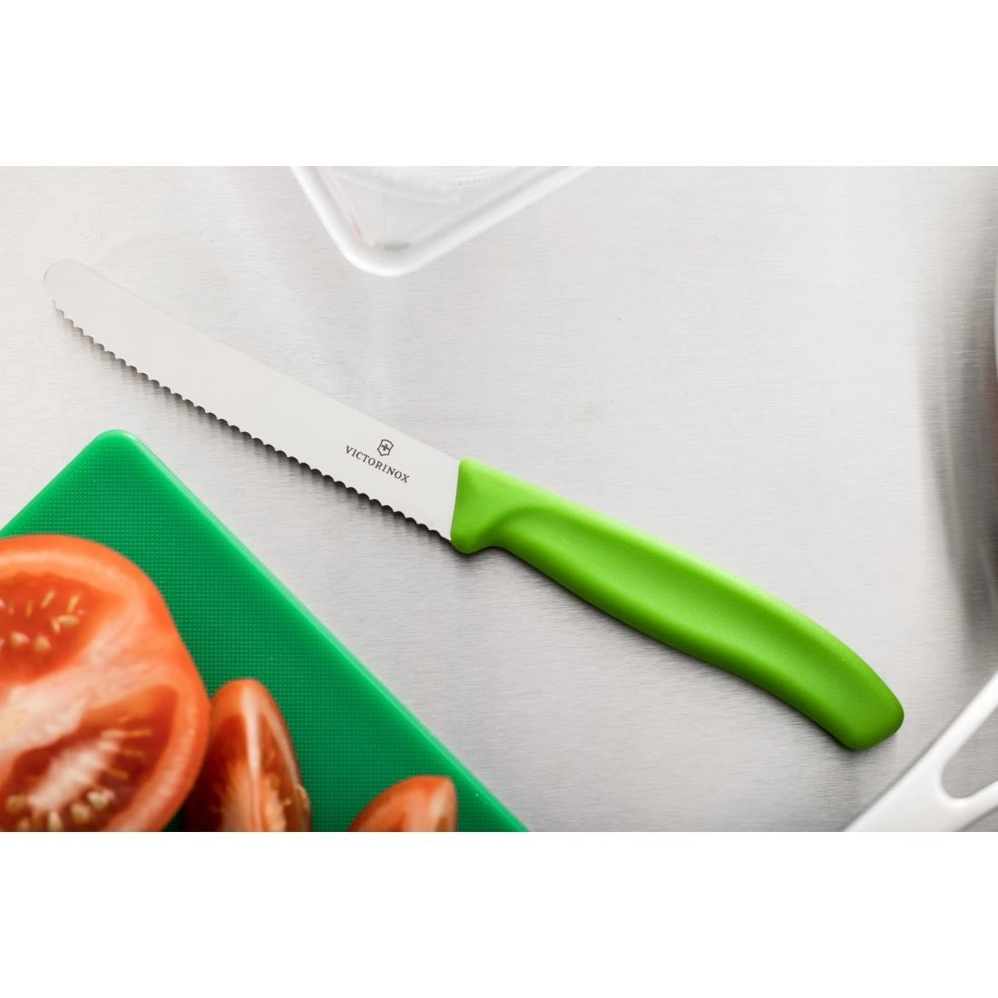 Een Victorinox gekarteld tomatenmes groen 11cm koop je bij Supplierz BV