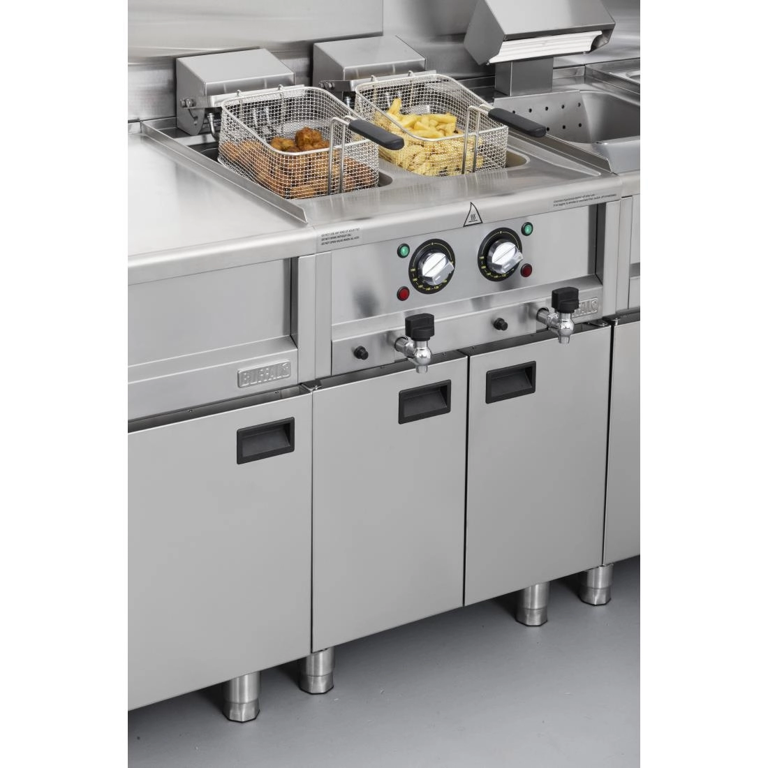 Vous pouvez acheter un Friteuse électrique double Buffalo Série 600 2 x 8L chez Supplierz BV