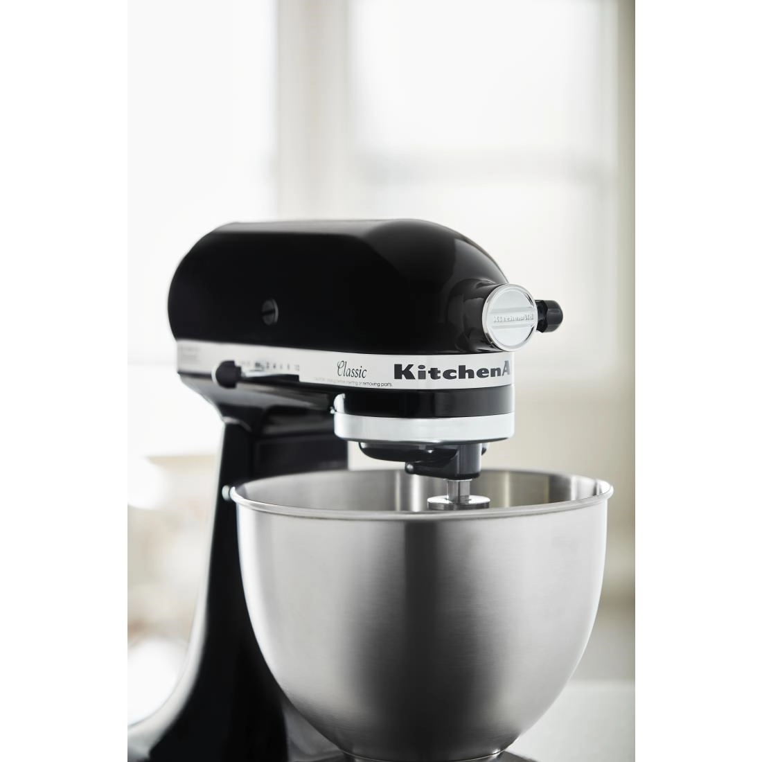 Een KitchenAid klassieke standmixer met kantelbare kop 4,3 liter 5K45SSEOB koop je bij Supplierz BV