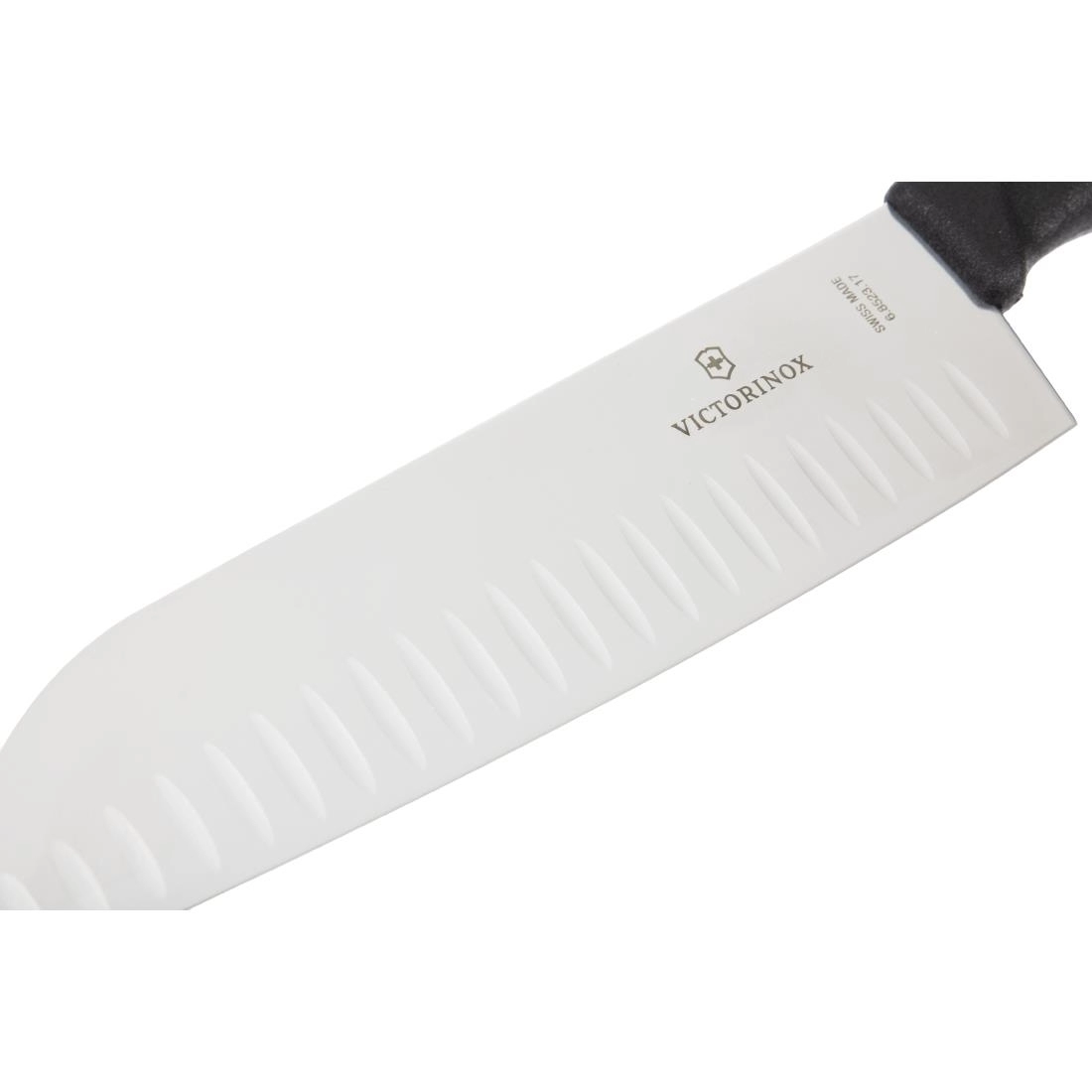 Een Victorinox gegolfd Santokumes 17cm koop je bij Supplierz BV