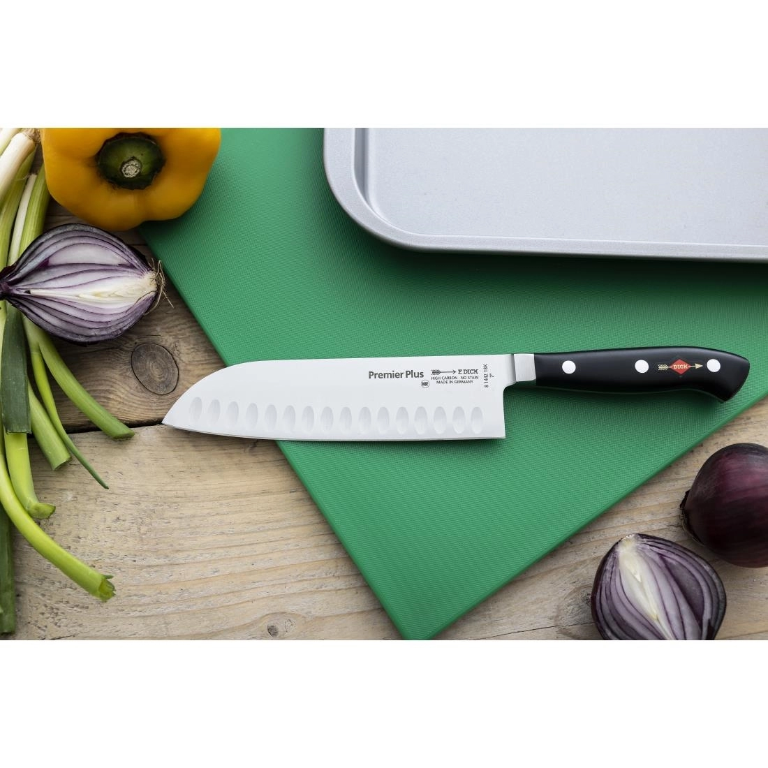 Sie können einen Dick Premier Plus Santoku 18cm bei Supplierz BV kaufen