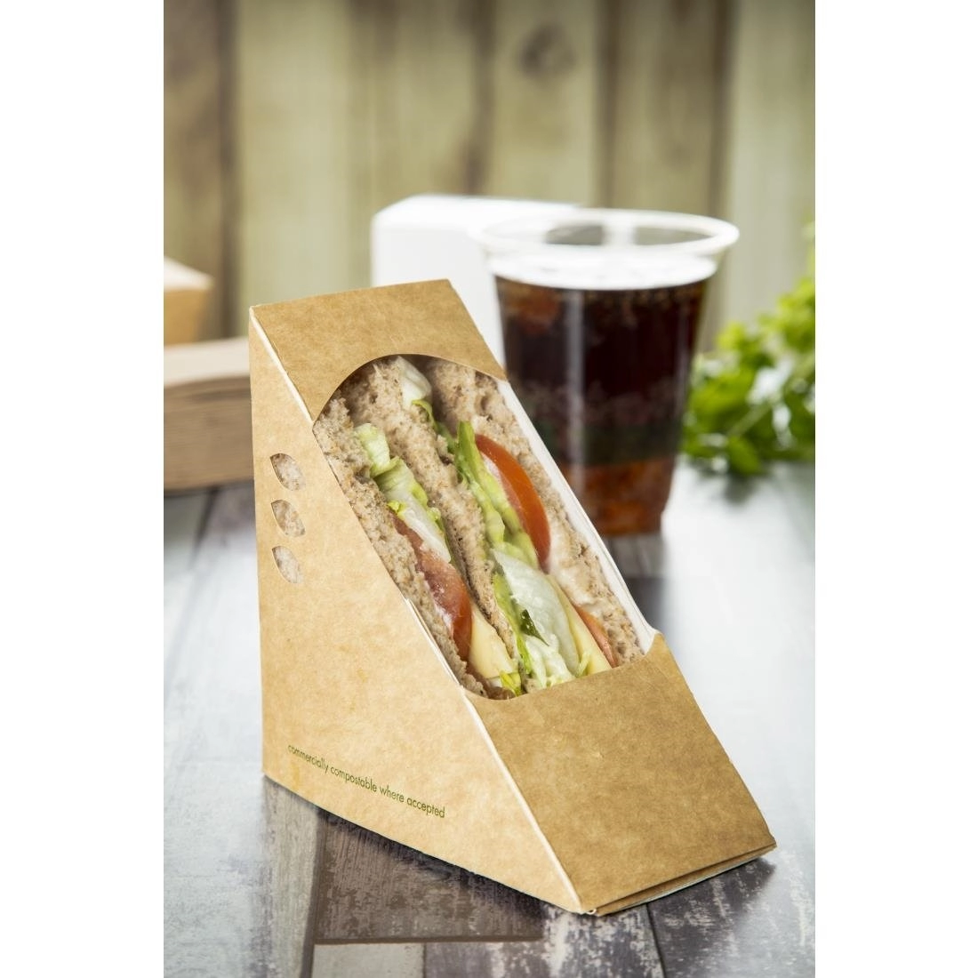 Vous pouvez acheter un Boîtes sandwichs triangles kraft standards Vegware 65mm (x500) chez Supplierz BV