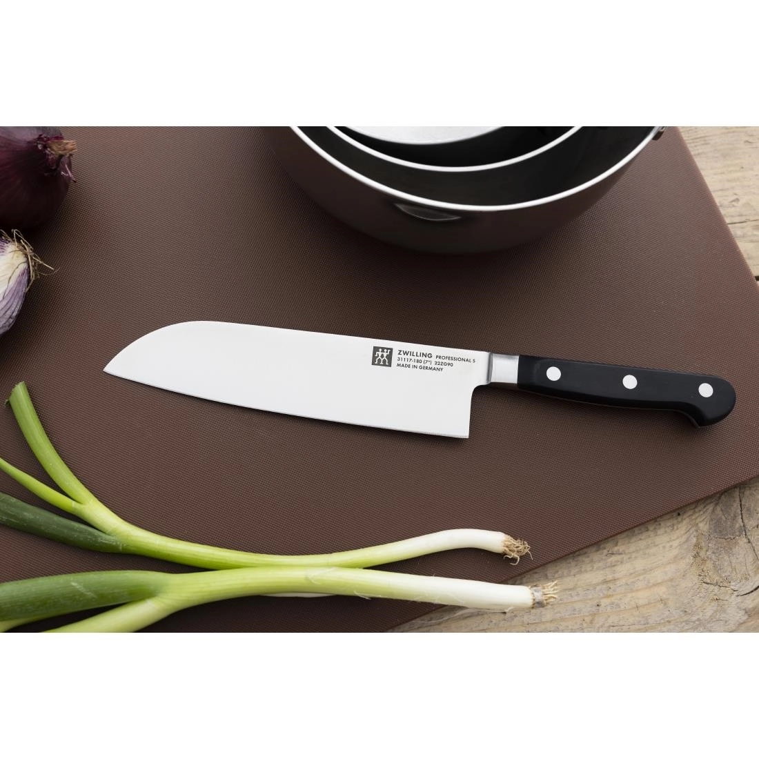 Een Zwilling Professional S santokumes 18cm koop je bij Supplierz BV