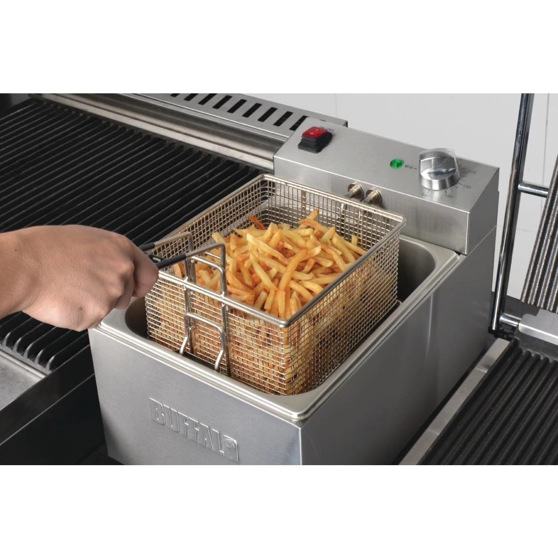 Vous pouvez acheter un Friteuse simple Buffalo 5L 2,8kW chez Supplierz BV