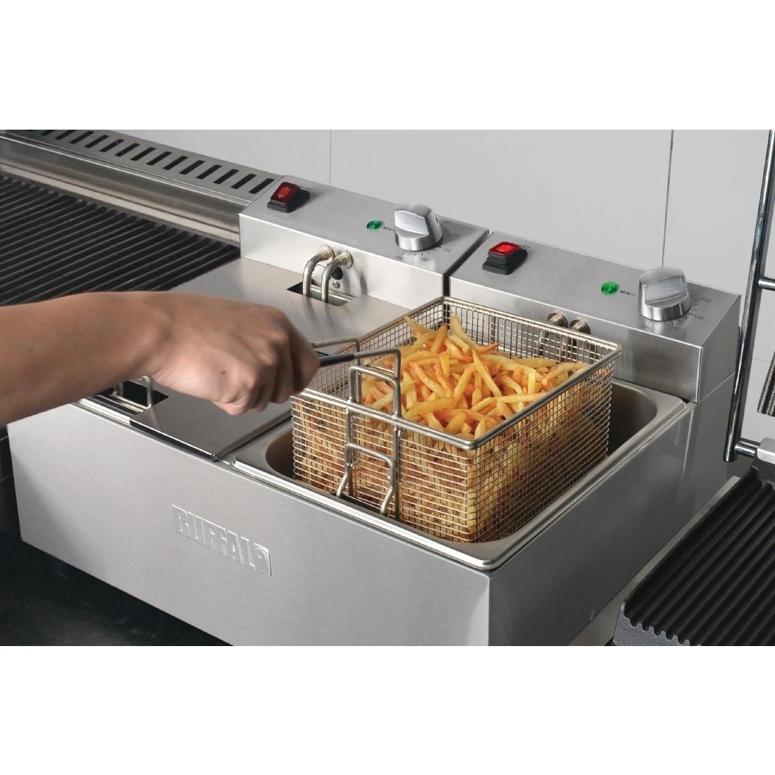 Vous pouvez acheter un Friteuse double Buffalo - 2x5L 2x2,8kW chez Supplierz BV