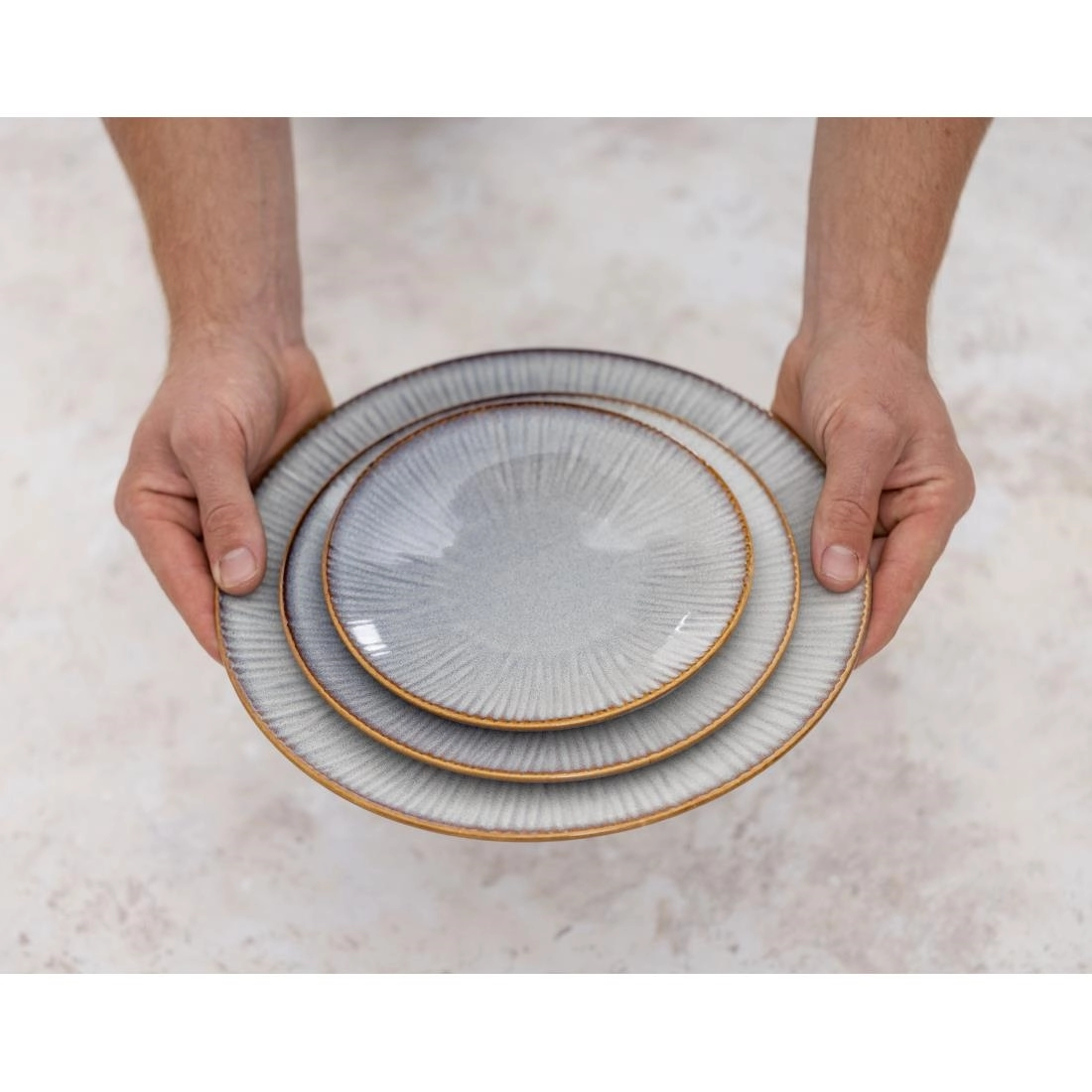 Vous pouvez acheter un Assiettes plates Olympia Drift en relief gris 180mm (lot de 6) chez Supplierz BV