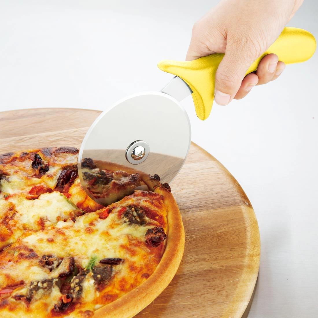 Vous pouvez acheter un Roulette à pizza Hygiplas jaune 102 mm chez Supplierz BV