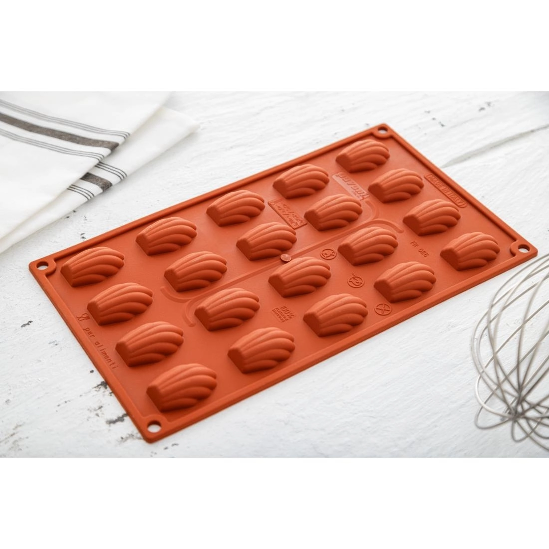 Een Pavoni Formaflex siliconen bakvorm 20 mini-madeleines koop je bij Supplierz BV