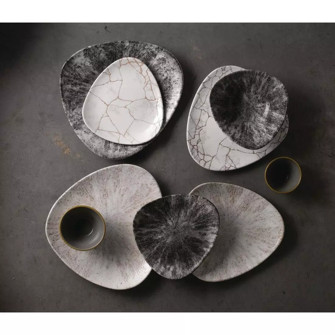 Een Churchill Studio Prints Kintsugi Agate Grey Lotus borden 177mm (Pak van 12) koop je bij ShopXPress