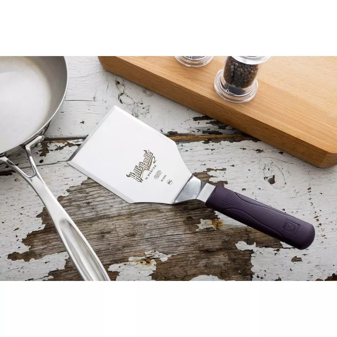 Een Mercer Culinary Hells Handle hittebestendige spatel heavy duty 12,5x10cm koop je bij ShopXPress