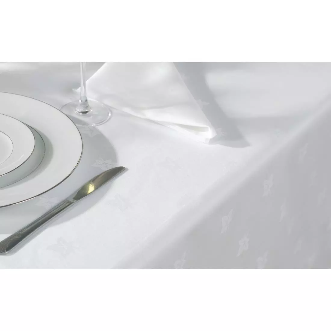 Een Mitre Luxury Luxor tafelkleed wit 135x230cm koop je bij ShopXPress
