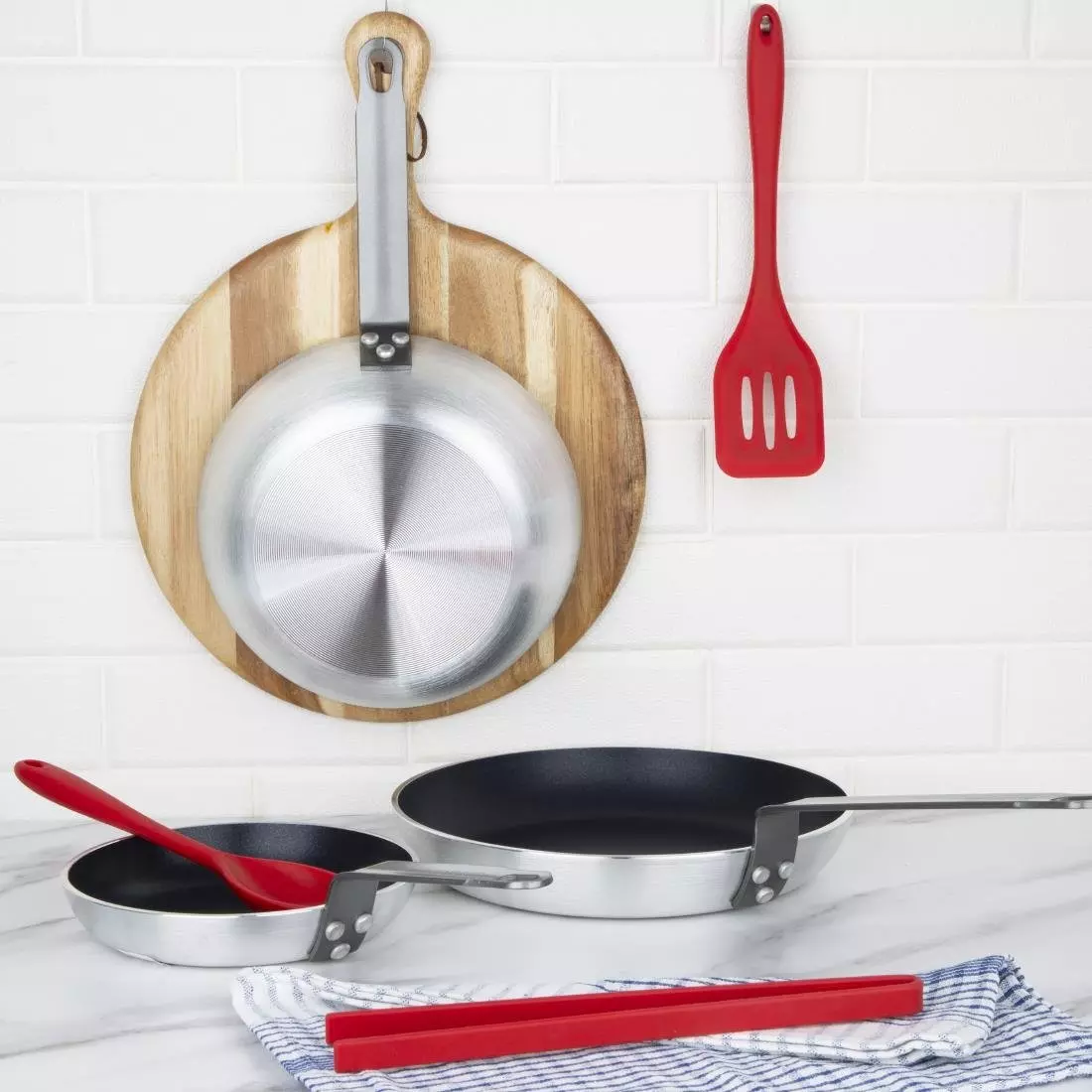 Een Vogue Cook Like A Pro 3-delige koekenpannen- en sauteerpannenset met antiaanbaklaag koop je bij ShopXPress