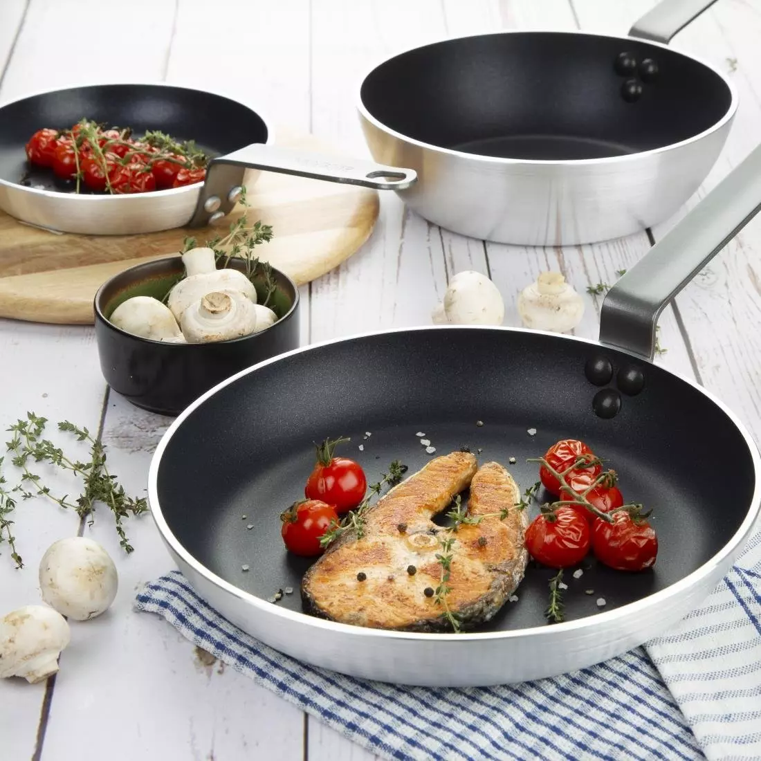 Een Vogue Cook Like A Pro 3-delige koekenpannen- en sauteerpannenset met antiaanbaklaag koop je bij ShopXPress