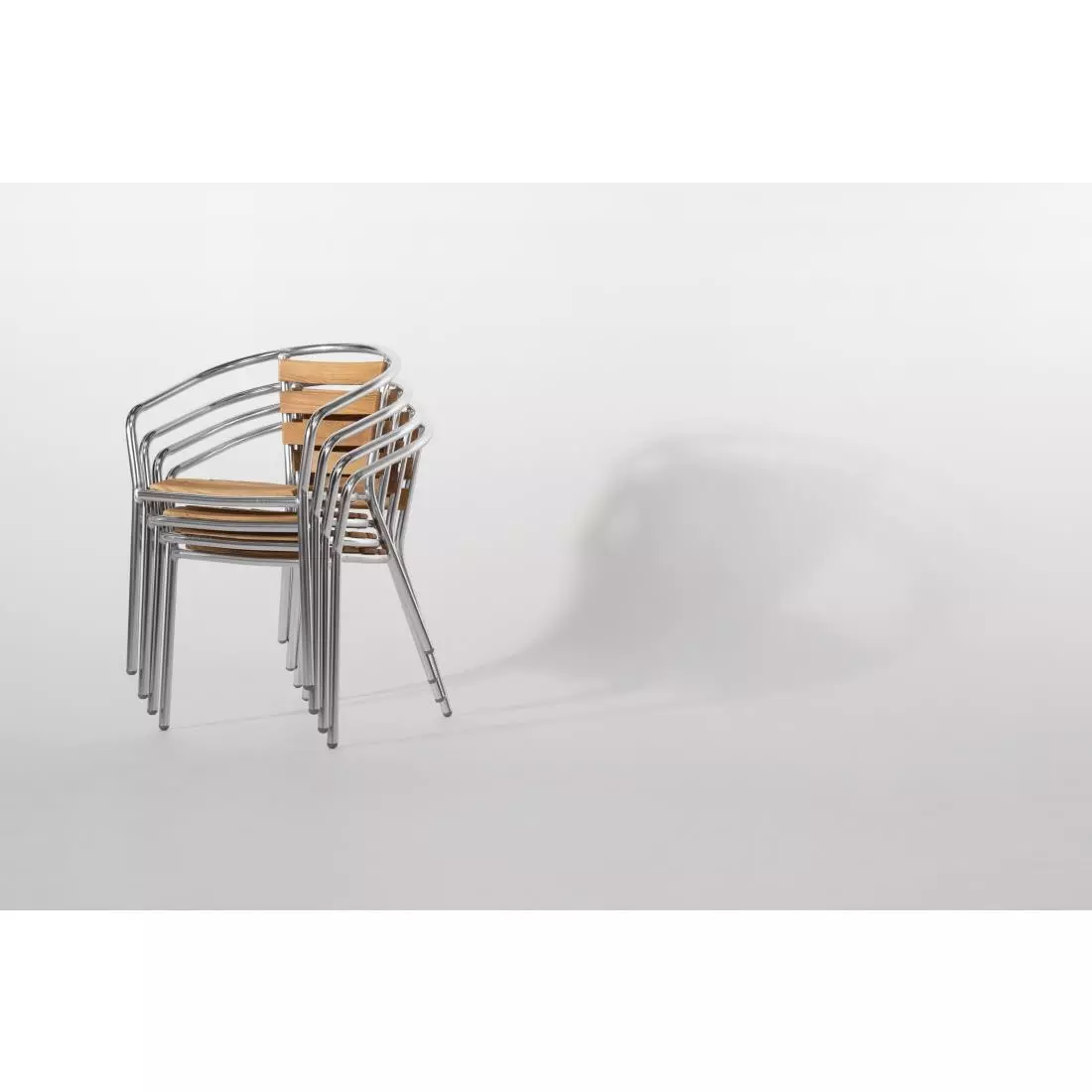 Een Bolero aluminium en essenhouten stoelen met armleuning (4 stuks) koop je bij ShopXPress