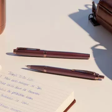 Een Parker IM Monochrome balpen Bordeaux, medium, giftbox koop je bij ShopXPress