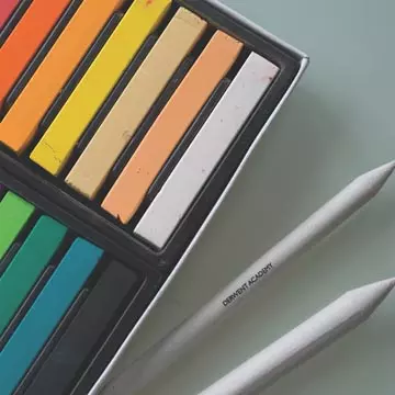 Een Derwent softpastels Academy , blister van 12 stuks in geassorteerde kleuren koop je bij ShopXPress