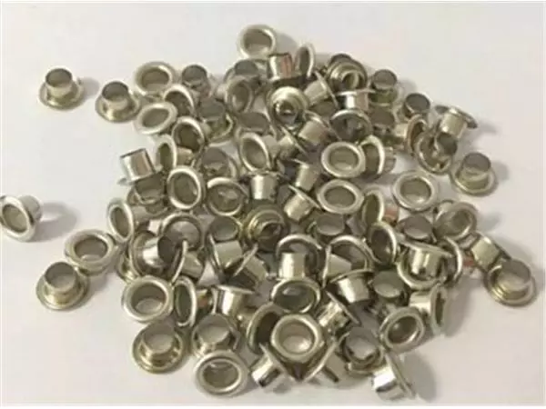 Sie können einen Graine Créative metalen oogjes 7 mm, doos met 100 stuks bei Supplierz BV kaufen